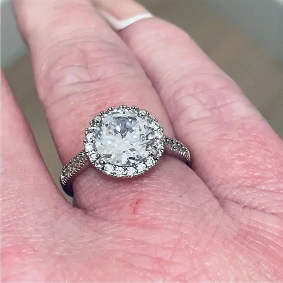 NORDSTROM JEWELRY BEAUTIFUL BRILLIANT 4CTW HALO STERLING PLATED CZ. RING SIZE 8 - Picture 14 of 16